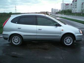 2000 Nissan Tino Photos
