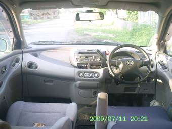 2000 Nissan Tino Images