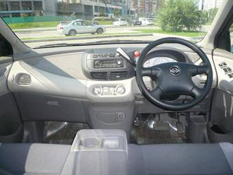 2000 Nissan Tino Photos