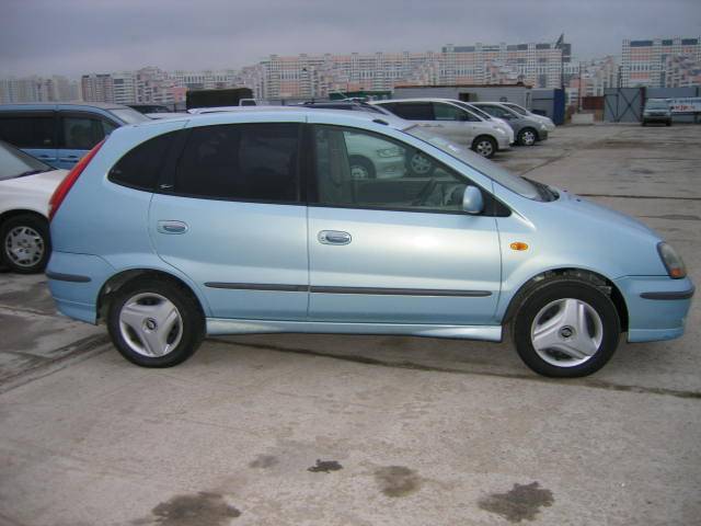2001 Nissan Tino
