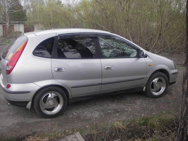 2001 Nissan Tino