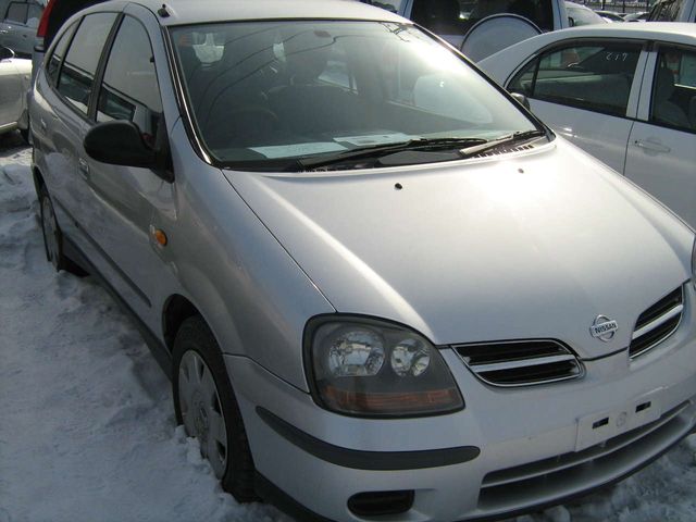 2001 Nissan Tino