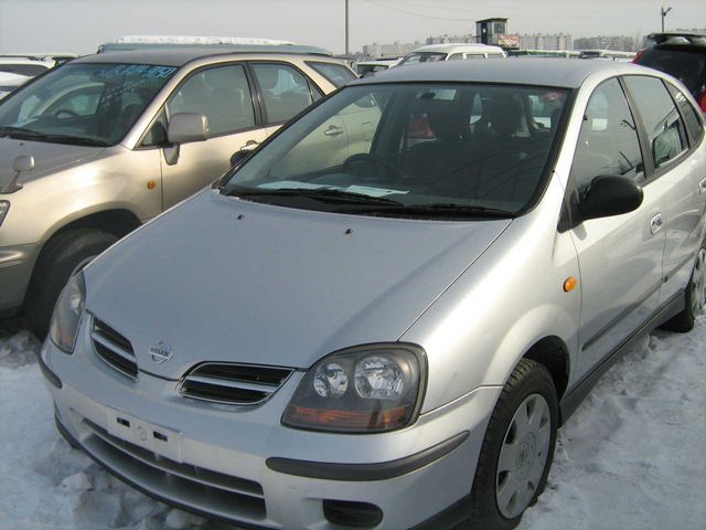 2001 Nissan Tino
