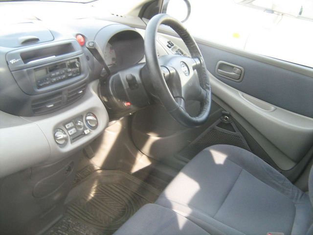 2001 Nissan Tino