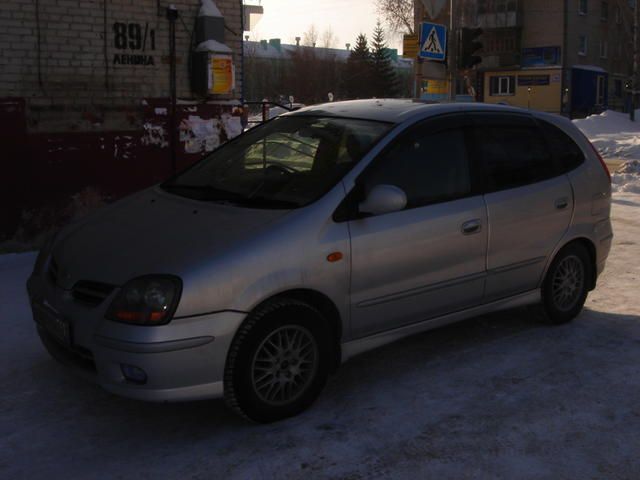 2001 Nissan Tino
