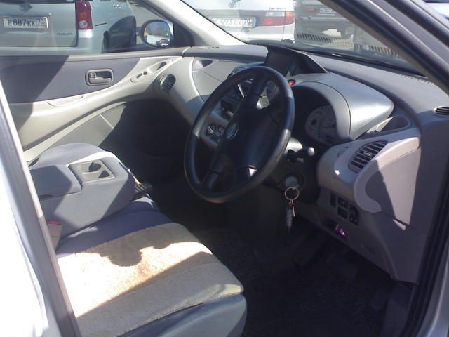 2001 Nissan Tino