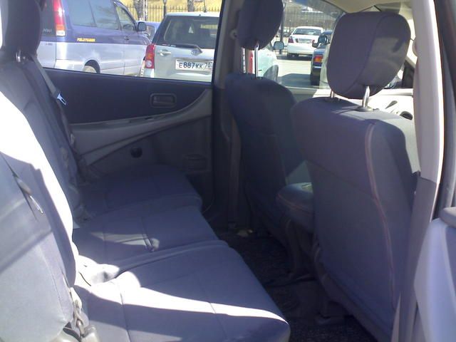 2001 Nissan Tino