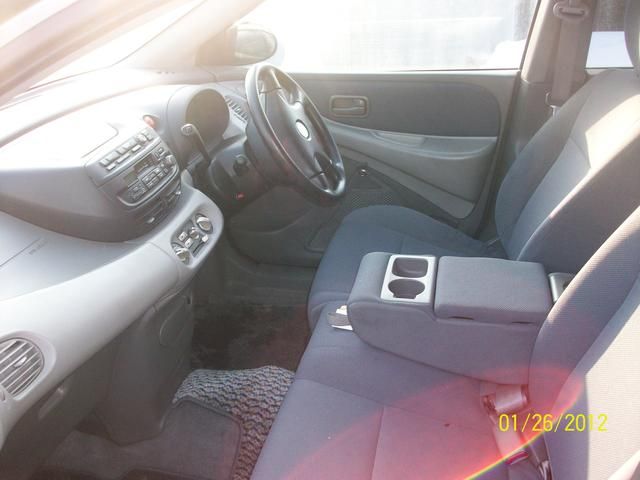 2001 Nissan Tino