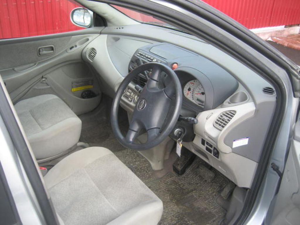 2001 Nissan Tino