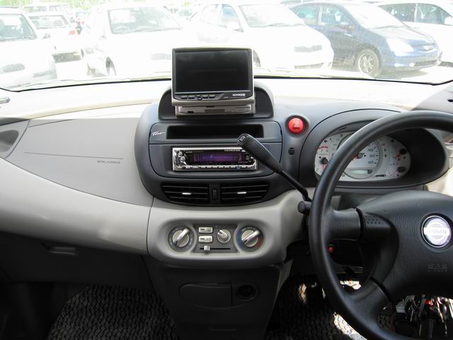 2001 Nissan Tino Photos