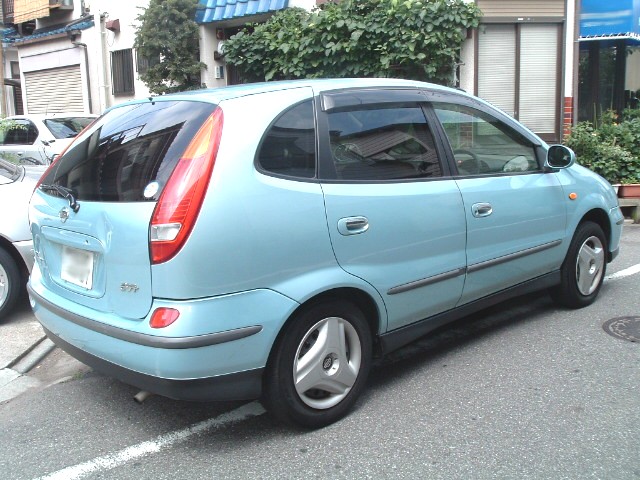 2001 Nissan Tino Photos