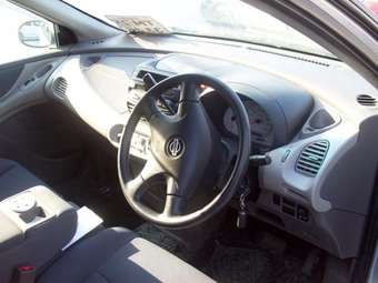 2001 Nissan Tino Pictures