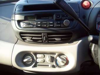 2001 Nissan Tino Wallpapers