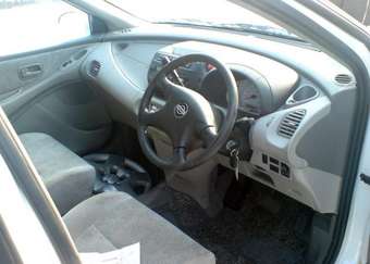 2001 Nissan Tino Photos
