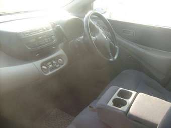 2001 Nissan Tino Pictures