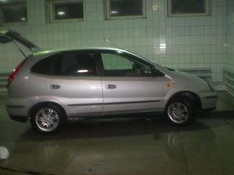 2001 Nissan Tino Pictures