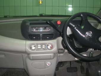 2001 Nissan Tino Photos