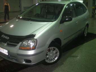 2001 Nissan Tino Pictures