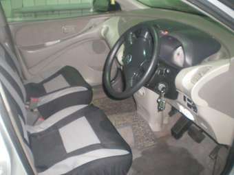 2001 Nissan Tino Photos