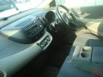 2001 Nissan Tino Pictures