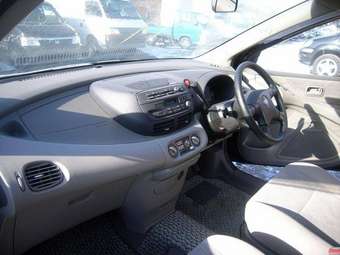 2001 Nissan Tino Photos