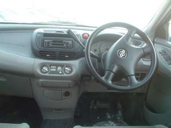 2001 Nissan Tino Pictures