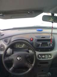 2001 Nissan Tino Pictures