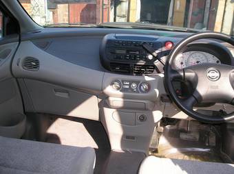 2001 Nissan Tino Photos