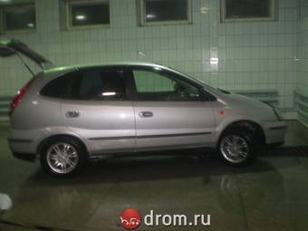 2001 Nissan Tino Pictures