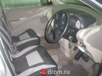 2001 Nissan Tino Photos