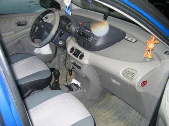 2001 Nissan Tino Photos