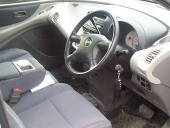 2001 Nissan Tino Photos