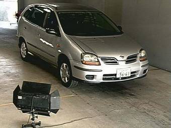 2001 Nissan Tino Photos