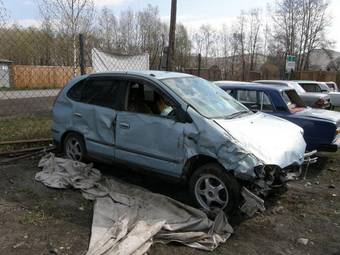 2001 Nissan Tino Pictures
