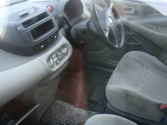 2001 Nissan Tino Pics