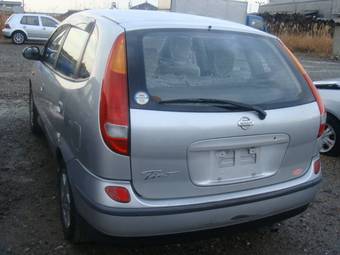 2001 Nissan Tino Pictures