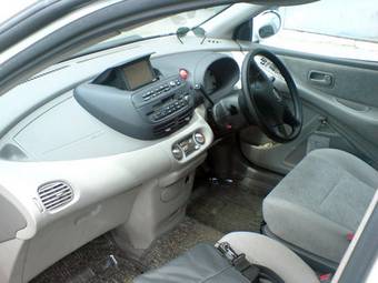 2001 Nissan Tino Pictures