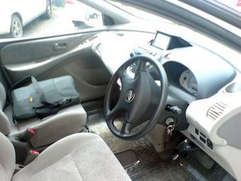 2001 Nissan Tino Photos