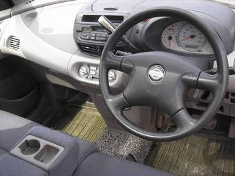 2001 Nissan Tino Photos