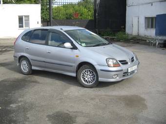 2001 Nissan Tino Pictures