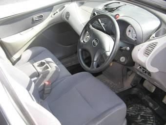 2001 Nissan Tino Photos