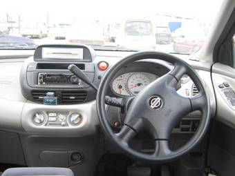 2001 Nissan Tino Pictures