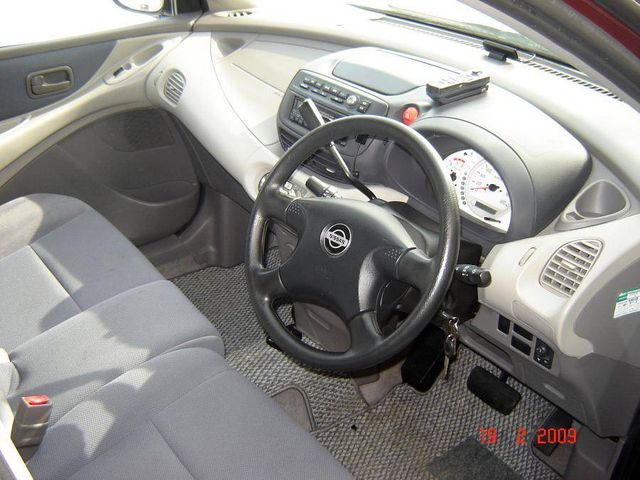 2002 Nissan Tino