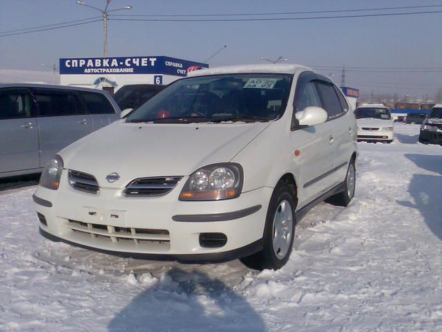 2002 Nissan Tino