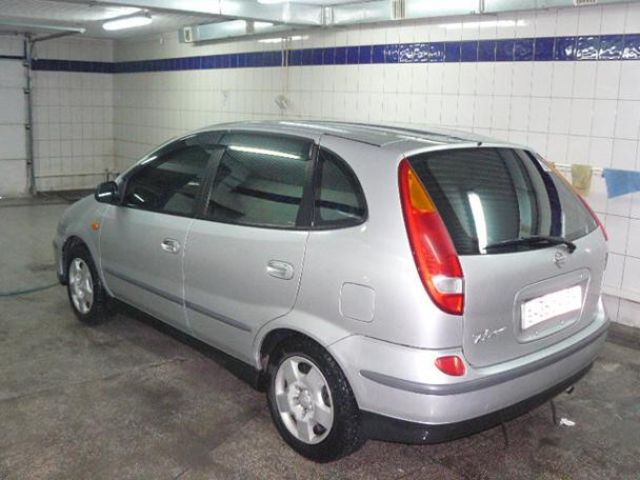 2002 Nissan Tino