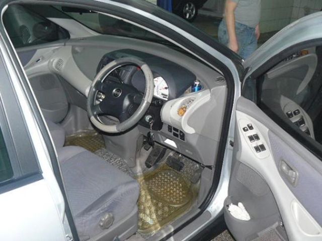 2002 Nissan Tino