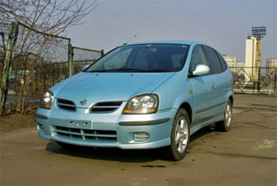 2002 Nissan Tino Photos