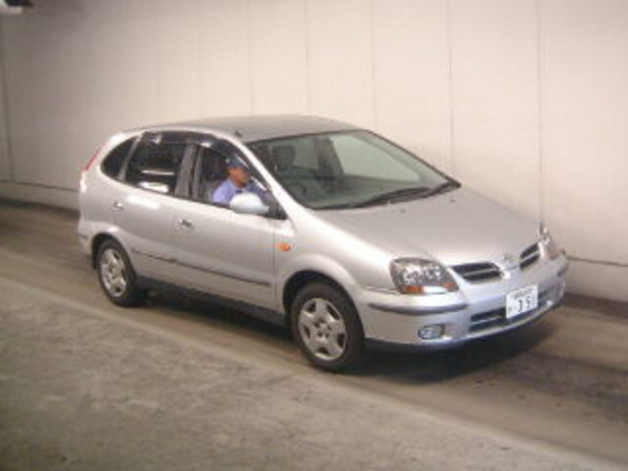 2002 Nissan Tino Photos