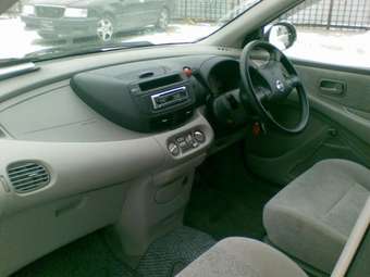 2002 Nissan Tino Pictures