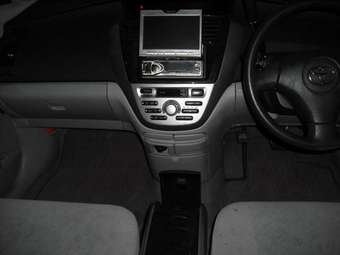 2002 Nissan Tino Pictures